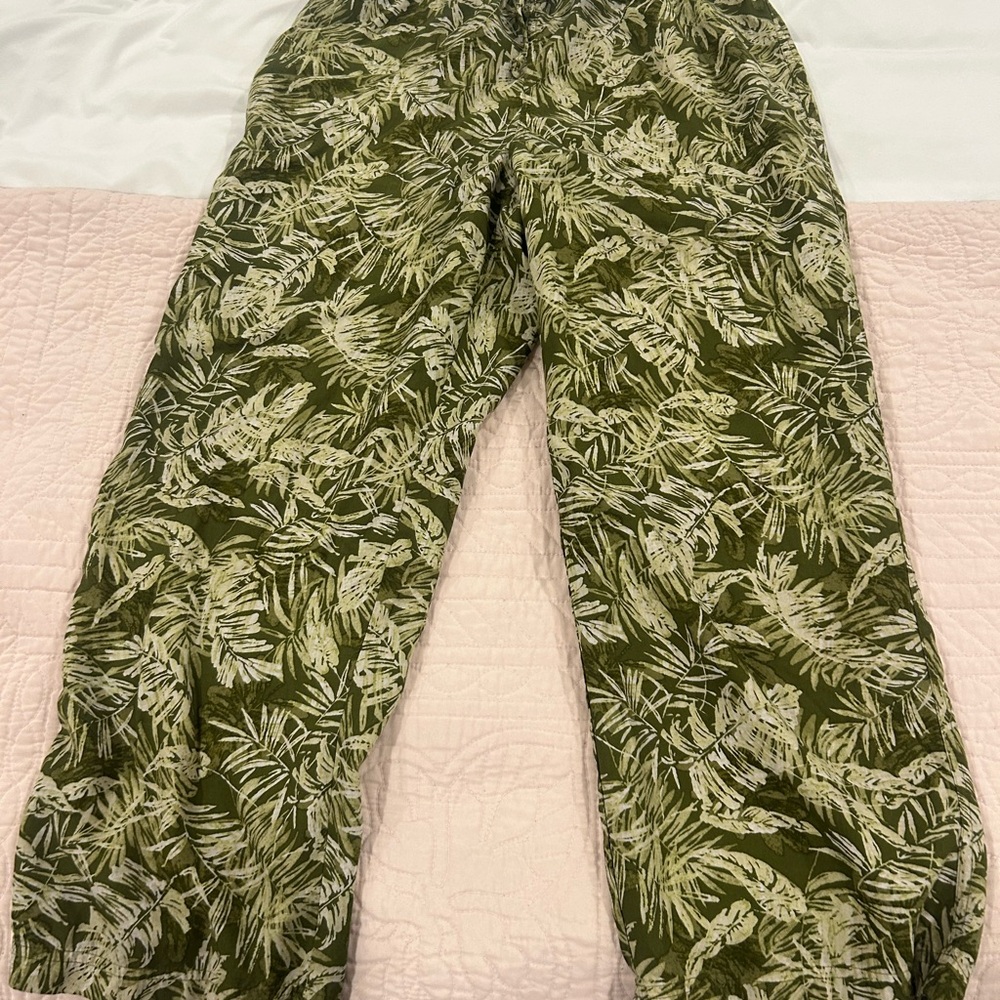 Liz Claiborne Men's Olive Leaf Print Cargo Pants